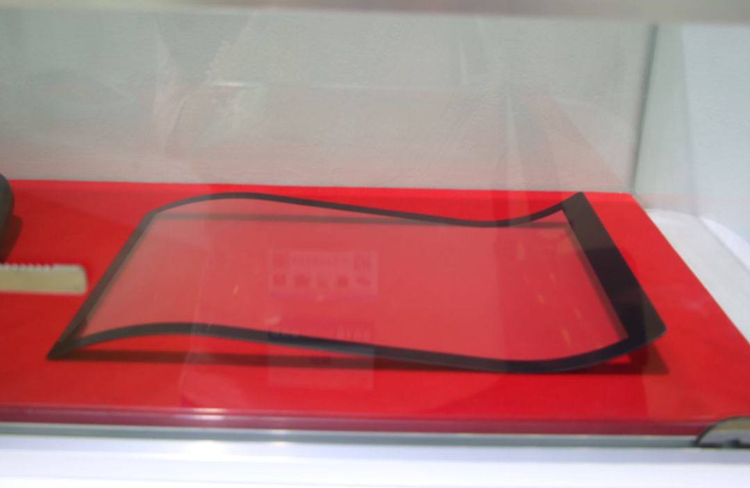 凯迪拉克曲面OLED引爆车载显示市场，利好大尺寸3D玻璃供应商
