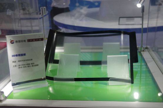 凯迪拉克曲面OLED引爆车载显示市场，利好大尺寸3D玻璃供应商