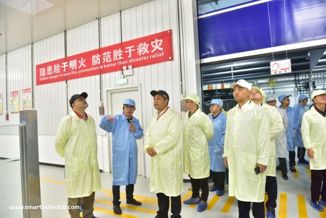曼德光电重庆工厂全工艺首支灯下线活动圆满完成