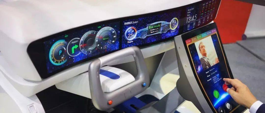 现代摩比斯推出全球首款可移动的大尺寸曲面OLED车载显示屏概念