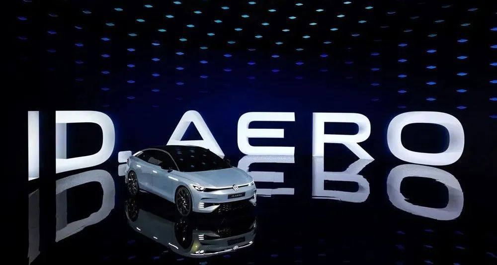 大众首款电动轿车ID.AERO发布，高级水晶大灯，熏黑贯穿式尾灯