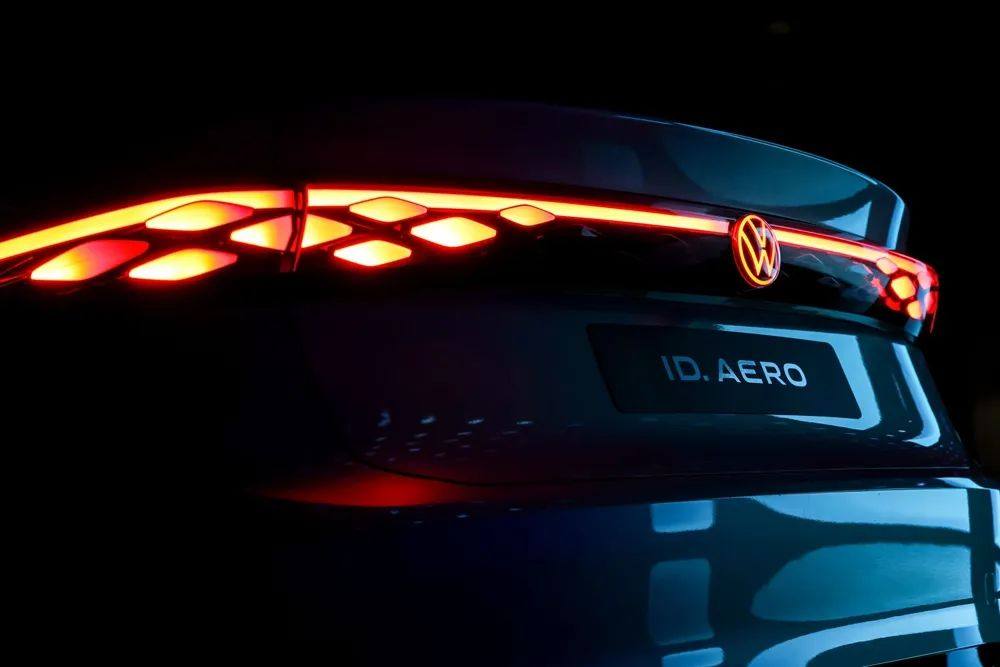 大众首款电动轿车ID.AERO发布，高级水晶大灯，熏黑贯穿式尾灯