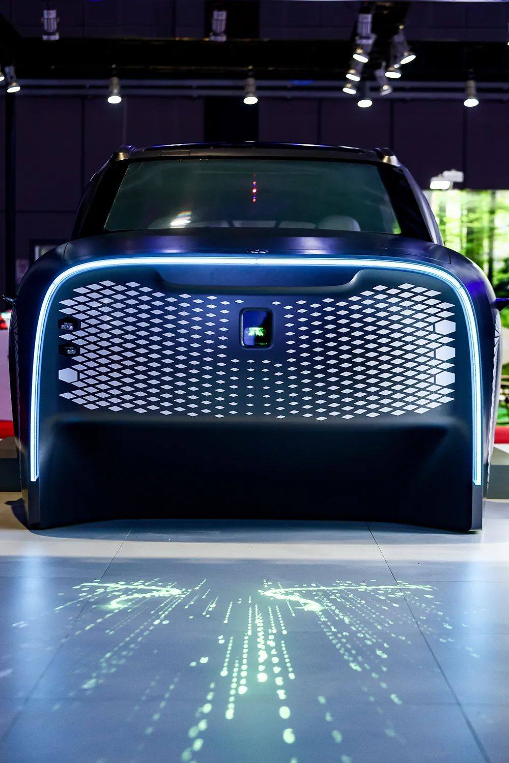 光峰科技发布全球首款车规级彩色激光大灯