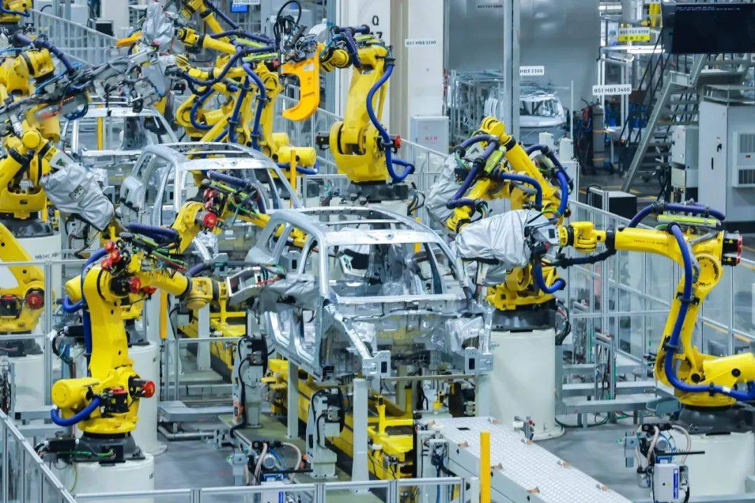 赛力斯超级工厂建成投用  开启M9首批车主交付