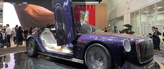 Hongqi Golden Sunflower concept car made a stunning debut at the Beijing Auto Show, equipped with Guangfeng Technology’s in-vehicle sky screen projection