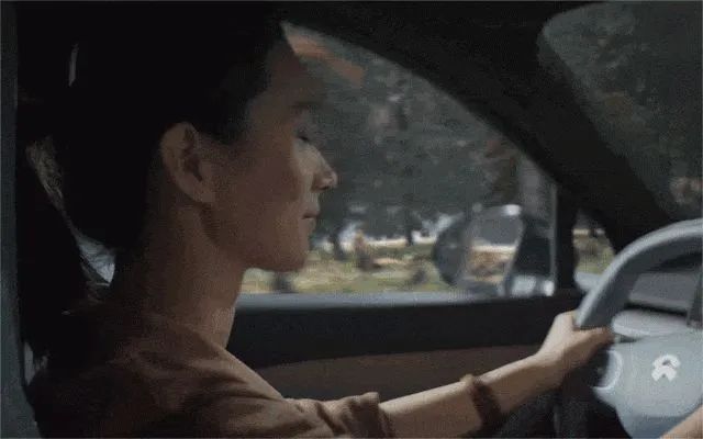 汽车玻璃内卷新高度：智能调光玻璃与全景天幕的技术破局之战